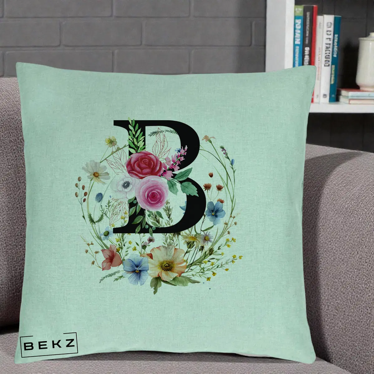 Perna Decorativa Monogram Litera B cu Flori Acuarela, 40x40 cm, Verde Menta, Husa Detasabila, Perna, BEKZ®