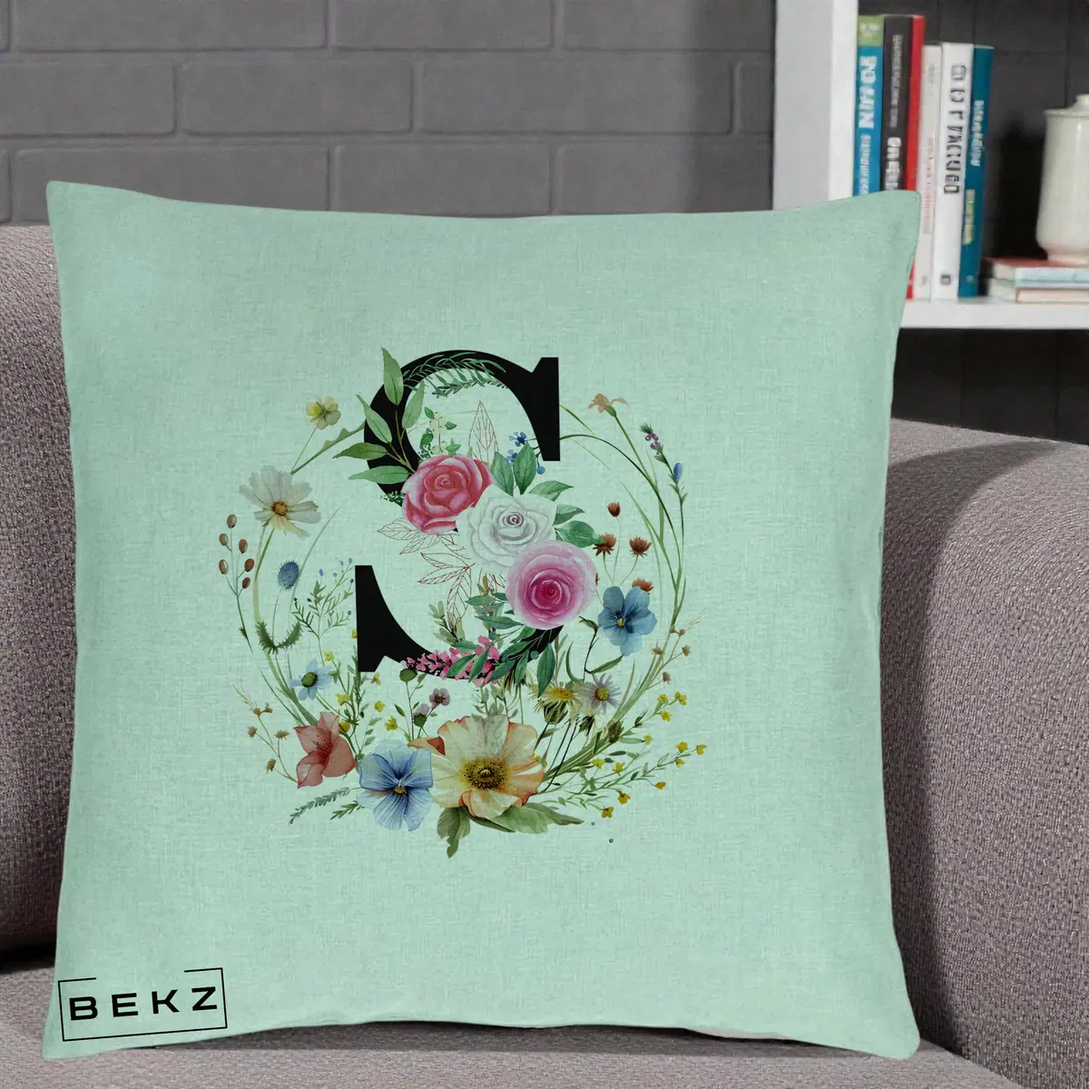 Perna Decorativa Monogram Litera S cu Flori Acuarela, 40x40 cm, Verde Menta, Husa Detasabila, Perna, BEKZ®