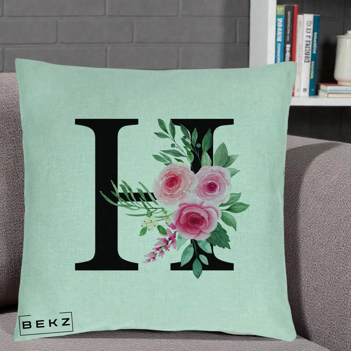 Perna Decorativa Monograma Florala Litera H cu Trandafiri Roz, 40x40 cm, Verde Menta, Husa Detasabila, Perna, BEKZ®