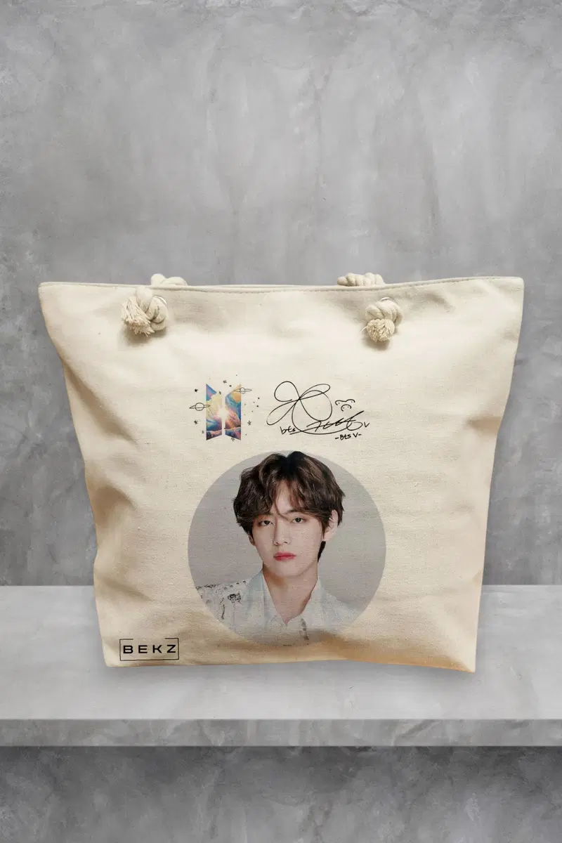 Geanta de Plaja Canvas Tote pentru femei, model BTS V cu semnatura, 40x51 cm, Bej, BEKZ®