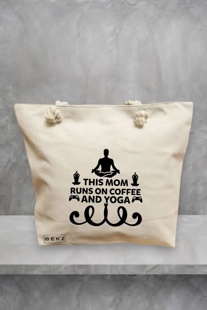 Geanta de Plaja Canvas Tote pentru femei Yoga This MOM runs on coffe and yoga, 40x51 cm, Bej, BEKZ®